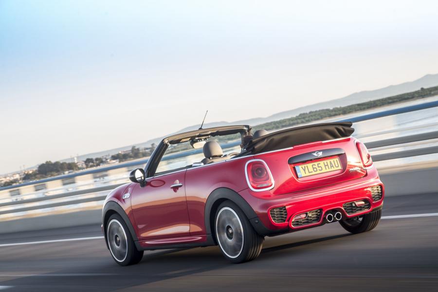  Mini Cooper S Cabrio JCW Package 2015 года  (UK) (фото 17 из 30)